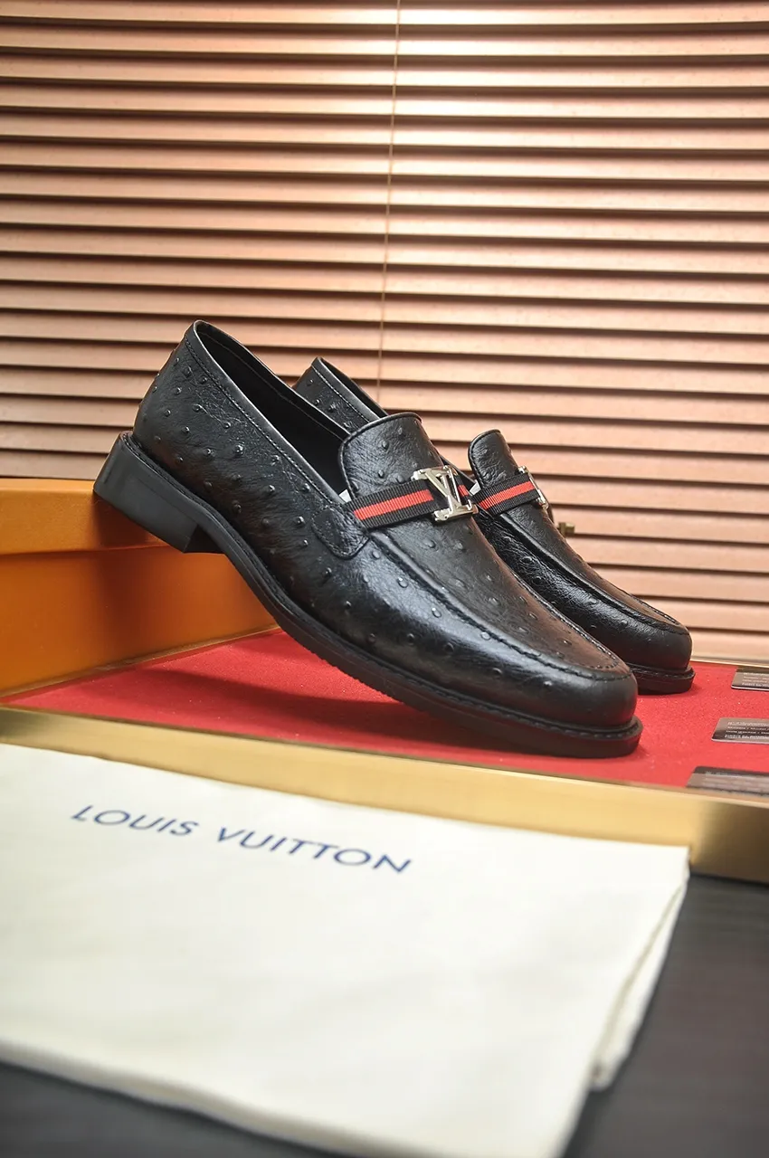 Men's men's shoes 💰460💶 [LV] (original single cowhide lining) 🍀LV's latest genuine leather business suit shoes are launched simultaneously on the official website. The first-layer cowhide imported from Italy is made of heavy gold, 💥1:1 rubber outsole from the official website. Versatile to wear, high-end without losing class, and the color combination is extraordinary. This four-season style is alluring when worn on your feet, showing off your big-name flair. Standard code 38-45 (45 customized)